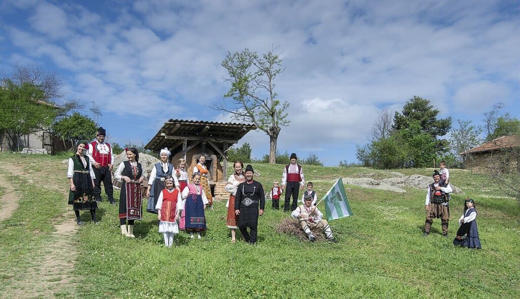 Celebrazione-di-San-Giorgio-in-Bulgaria-in-abiti-tradizionale-Wikimedia-commons-