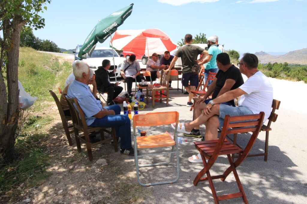 Presidio permanente dei cittadini di Prilep all'ingresso del villaggio di Oreovec.