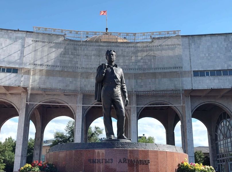 Statua dello scrittore Čyngyz Ajtmatov in Piazza Ala-Too, Biškek