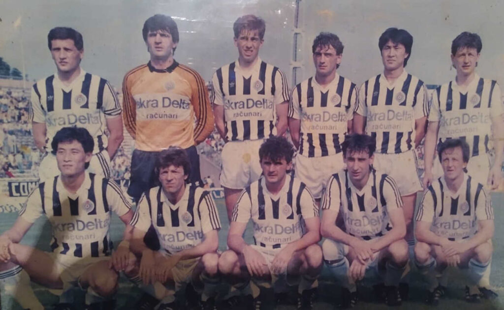 La formazione del Partizan con i due calciatori cinesi, Liu e Jia.