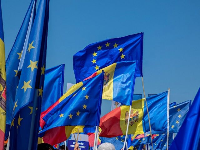 Bandiere di Moldova e Unione Europea. Intervento di Claudia Bettiol sulle elezioni moldave nel 2024.