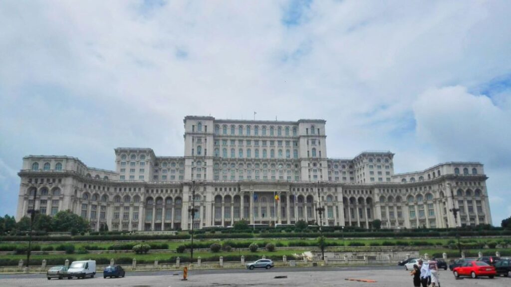 L'estrema destra in Romania ha vinto le elezioni parlamentari. Una fotografia della sede del parlamento della Romania. Corte costituzionale