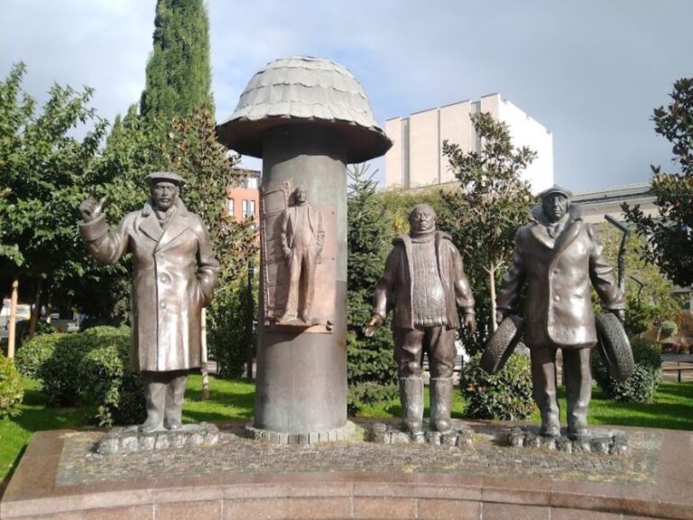 Monumento al film "Mimino” a Tbilisi.