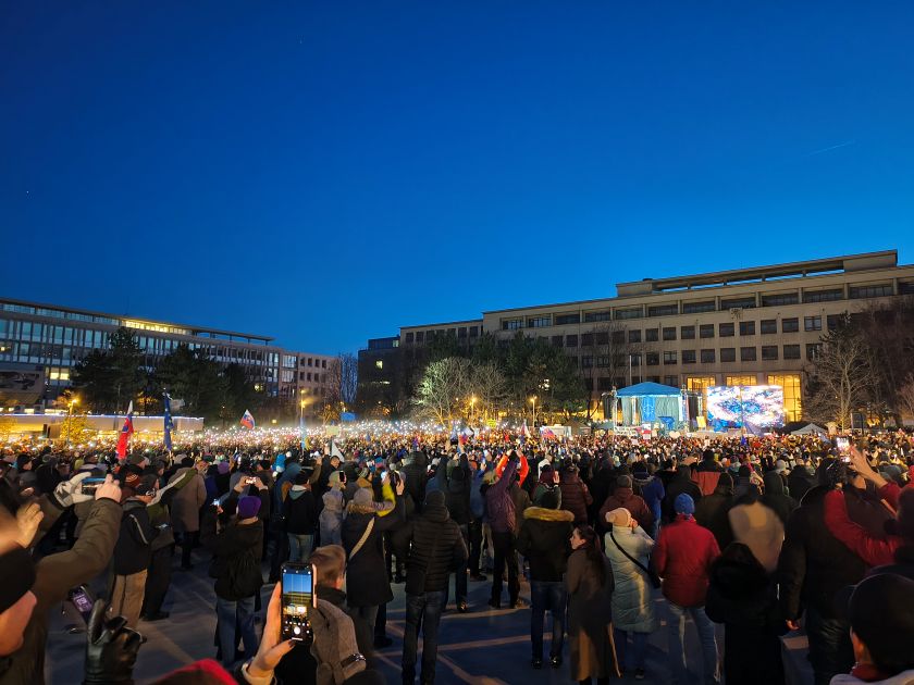 Proteste a Bratislava la sera del 21 febbraio 2025.