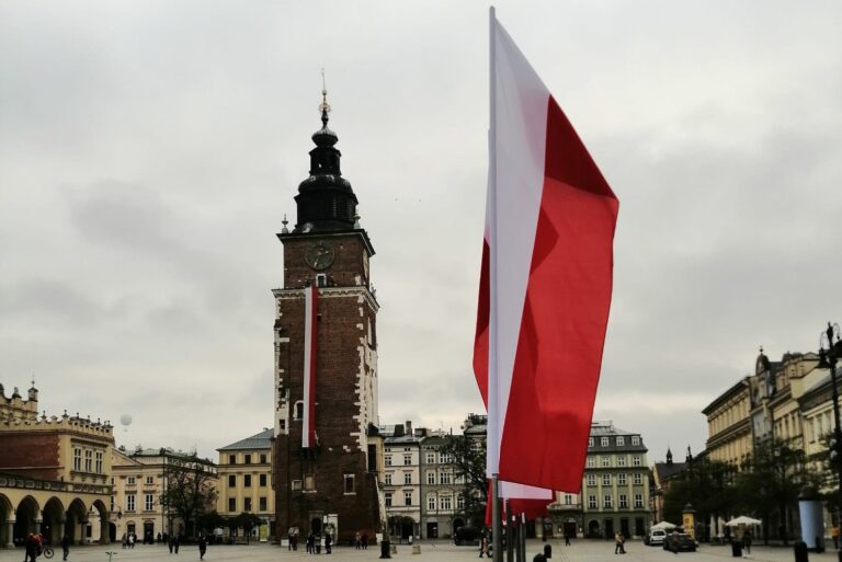 Bandiera polacca durante la Giornata della Bandiera, Piazza Mariacki, Cracovia, 3 maggio 2021. Meridiano13/Oscar Luigi Guccione